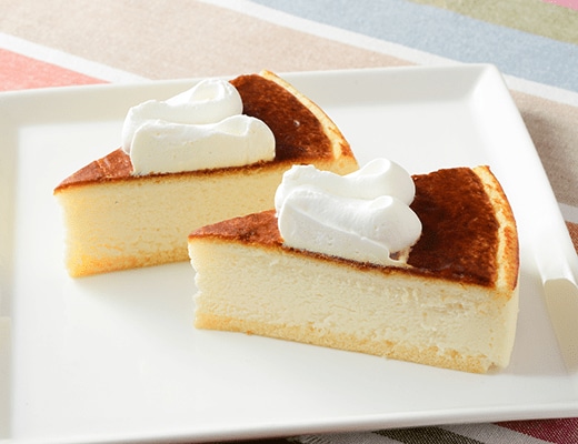 ホイップクリームを合わせた「バスク風チーズケーキ 2個入（448円）」