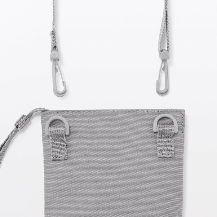 ショルダーベルトは長さの調節が可能で、取り外すことも可能