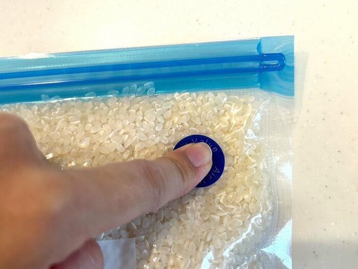 指で脱気バルブを押さえて密着させるだけで空気が抜けなくなります