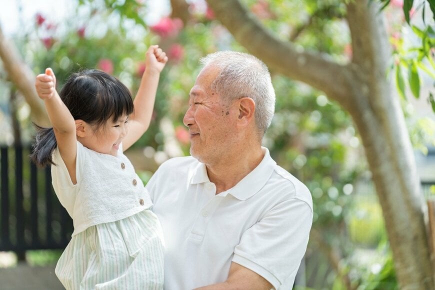 70歳代夫婦世帯の「平均貯蓄額」とは？月の生活費「70～74歳」は30万円超、「75歳以上」はいくらか