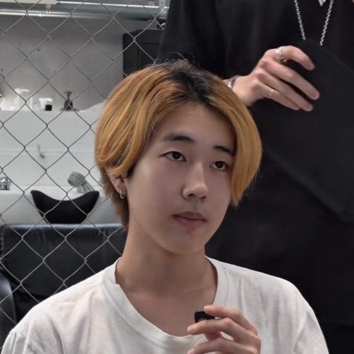 ＜ブリーチヘア＞へのカット＆パーマ&カラー。男性が「黒髪縦落ちパーマ」でスタイリッシュにイメージチェンジ