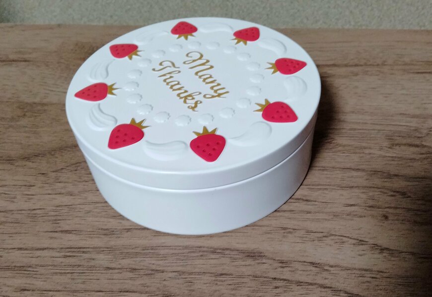 筆者撮影（セリア、ギフト缶 ケーキ）