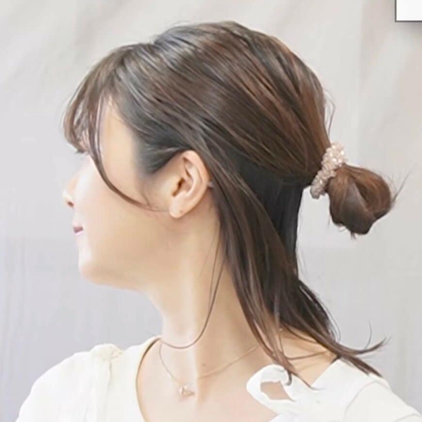【ヘアゴム2本で完成】毛先まできれいにまとまる！逆りんぱで作る大人の「お団子ハーフアップヘアアレンジ」 忙しい朝にもぴったりのシンプルなまとめ髪