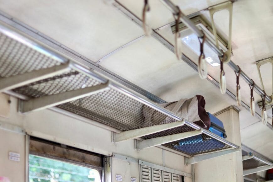 電車内で発見した「忘れ物」に見覚えが…　あまりにも「ちいかわ」すぎる痕跡に笑ってしまう