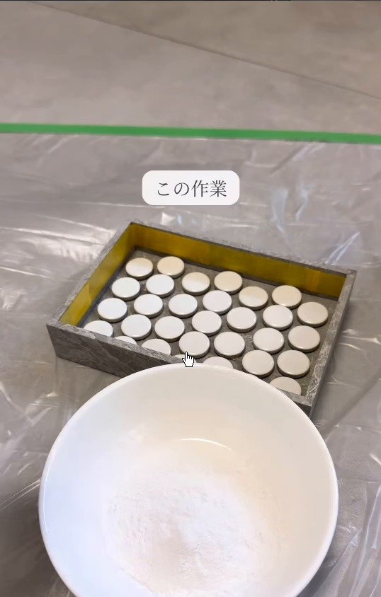 目地材を水で溶く様子