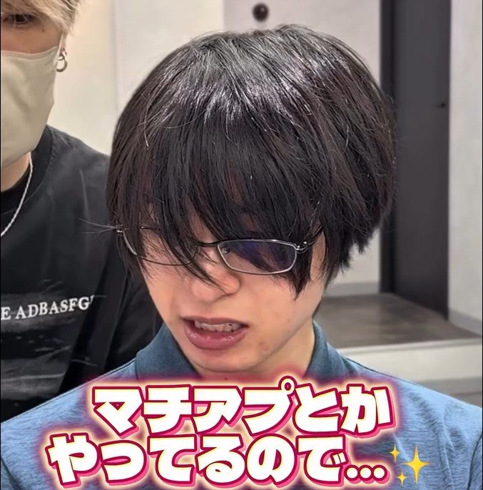 「マチアプとかやってるので」と来店した男性が、カットで前髪を上げた、清潔感のある大人っぽいスタイルにスタイルチェンジ