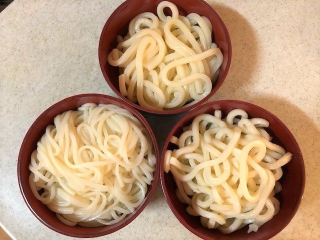 ゆでた『干しうどん』（左下）『冷凍讃岐うどん』（上）『1食うどん（要冷蔵 ゆで）』（右下）（筆者撮影）