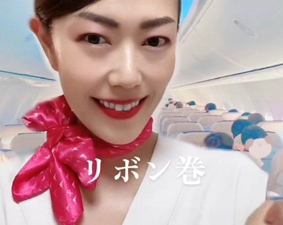 元CAが伝えるスカーフの巻き方3選！印象が異なるアレンジに「どれもお似合い」「髪型も変えてて素敵」