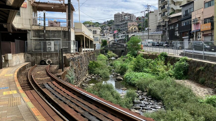 まさか&hellip;駅が川の上にあります