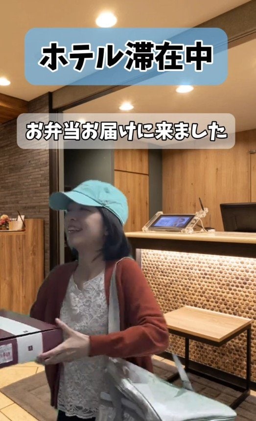 ホテルのロビーに届けにきた配達員