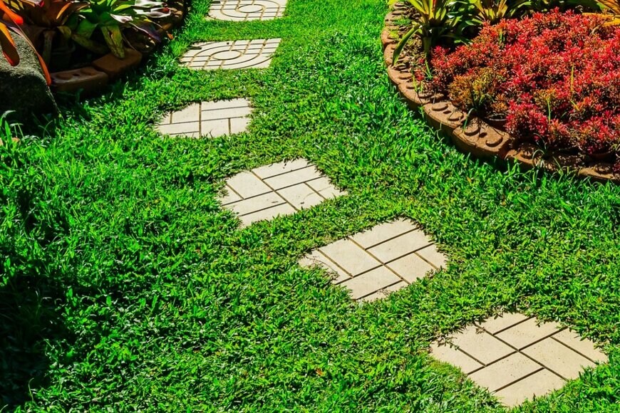 芝生の上にレンガで作った飛び石状の小道が続いている。