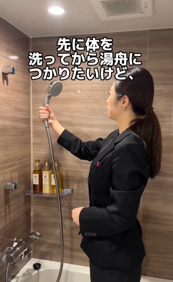 シャワーを手にする女性