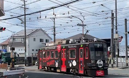 急カーブを描く路面電車