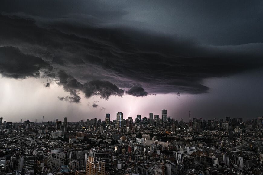 別の日、東京都目黒区で撮影された垂れ下がるような雷雲と稲妻