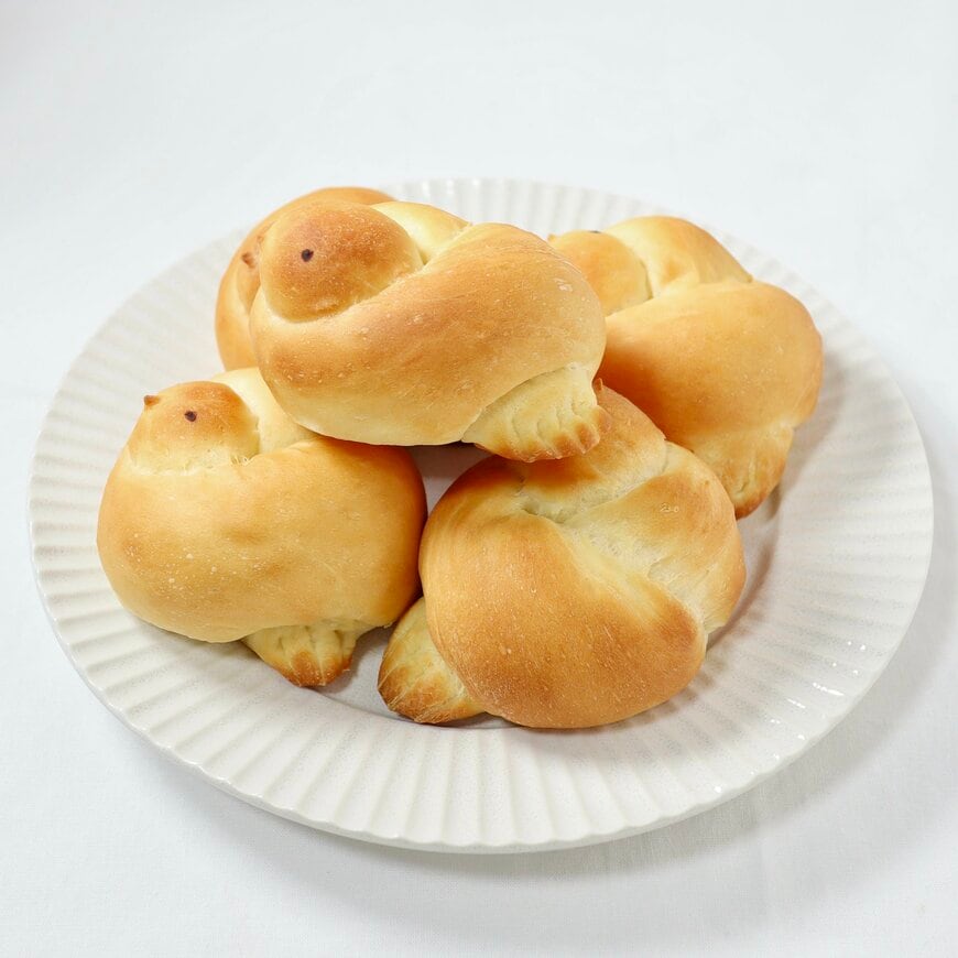 焼き上がった小鳥のロールパン