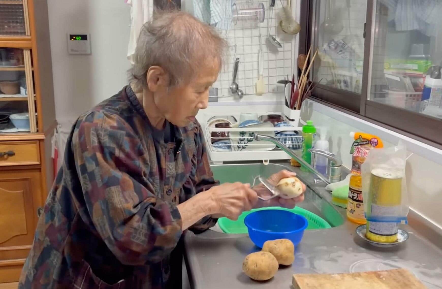 写真 | 【94歳長寿飯】長寿おばあちゃんが“孫のために作るコロッケ”に賞賛が続出「スゴいとしか言いようがない」 年金受給生活者の暮らしの ...