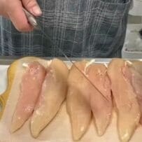 【家族3人分のお弁当】「ささみの甘辛ガーリックソース」のほかに出汁巻き玉子や白菜のカレー風味などが入ったボリューム満点のお弁当がおいしそう