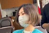 【くせ毛も気にならない】1年前にばっさりカットした女性　再びショートでさらに美しく変身！