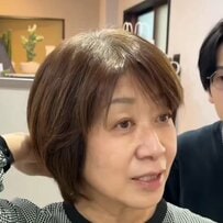 「髪のふくらみを解消したいが伝わらない…」と悩む女性がプロの技で「すっきりショート」に。「若返りました！」と笑顔に
