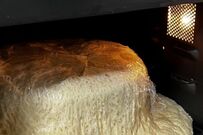 「逃げて…！」発酵させすぎたパン生地が家ごと飲み込んでしまいそうとSNSで話題に