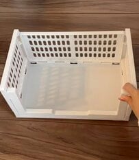 【収納術】開き戸の棚にダイソーの収納ケースと積み重ねボックスを活用。小さな衣類を分けて整理し、子どもが自分で選びやすくして日々の身支度をスムーズにする工夫