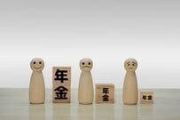 【国民年金】納付率「85.2％」の裏側！未納と免除で年約1万円差がつく年金制度の落とし穴と年代別平均額をみる