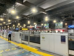 京急の上大岡駅でホーム上の発車標を見たら…遊び心のある更新に「変わったんですね」「ザベストテン」と反響　