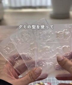 「自分でできるのすごすぎます」グミの型とレジンで〈ボンドロ風オリジナルシール〉が完成！反響続々