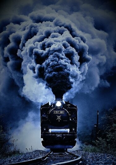 鉄道写真家が新潟県で撮影した「夕暮れ空と電車」 幻想的な1枚に圧倒