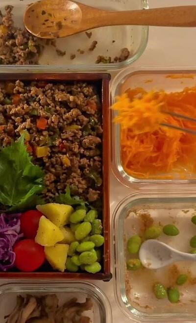 大葉らしき葉の手前に、紫キャベツやミニトマト、ポテト、枝豆が並んだところ