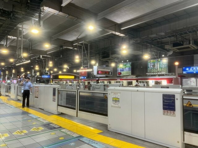 京急の上大岡駅でホーム上の発車標を見たら…遊び心のある更新に「変わったんですね」「ザベストテン」と反響　