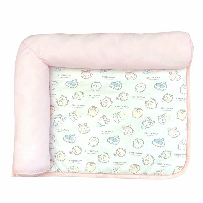 ちいかわ 枕付き冷感ペットベッド、ちいかわ、ハチワレ、うさぎとともに、モモンガ、くりまんじゅうたちもいるピンクの商品画像