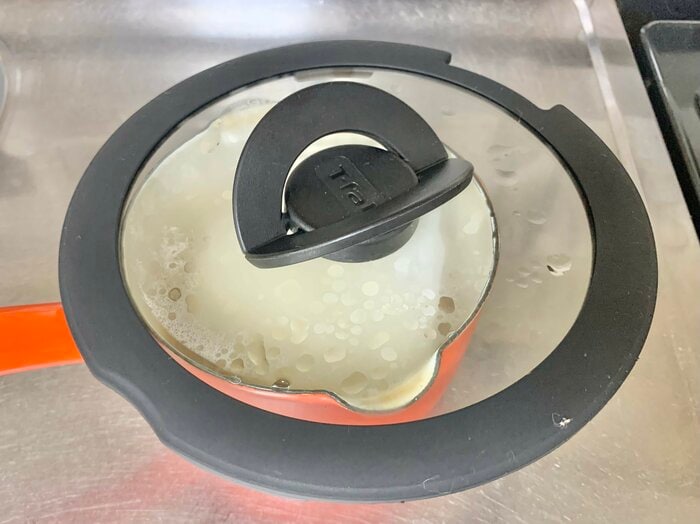 別の容器に移し、蓋をして約10~15分間蒸らします