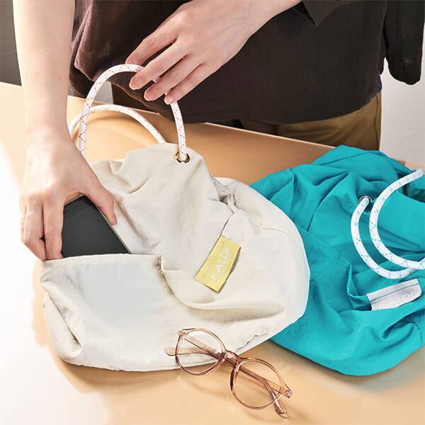 スマホもいれられるポケット付きで便利