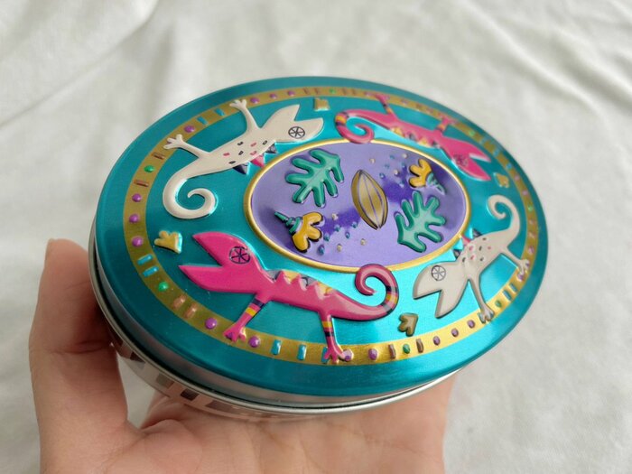 今年のトカゲ缶は昨年に引き続きメタリック！