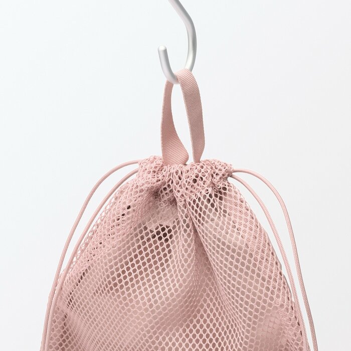 巾着を吊るしておけば省スペースになる上に中身の出し入れもスムーズ