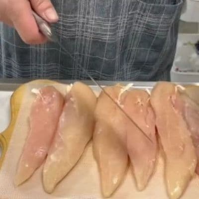 【家族3人分のお弁当】「ささみの甘辛ガーリックソース」のほかに出汁巻き玉子や白菜のカレー風味などが入ったボリューム満点のお弁当がおいしそう