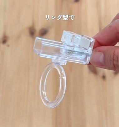 【100均DIY】セリアの「かもいリングフック クリア」で“デッドスペース”が収納スポット　目からウロコの活用術3選