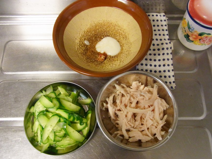 分量のすりごま、または練りごまと甘酒その他の調味料をよく混ぜ、きゅうりと手で裂いたサラダチキンを器に盛った上にかける