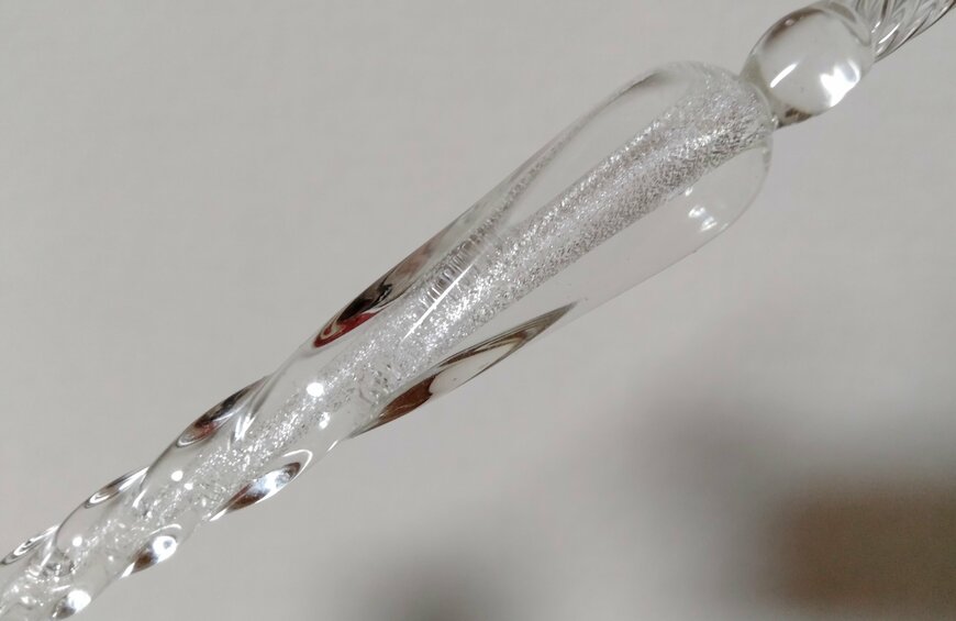 筆者撮影（実務教育出版、ガラスペンスタートBOOK 源氏物語ではじめるなぞり書きセット付き）