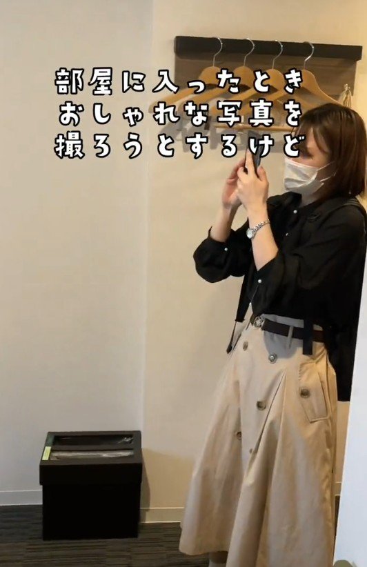 出所：@superhotel_official「スーパーホテルがお届けするホテルあるある到着ver. 映えを目指すが」