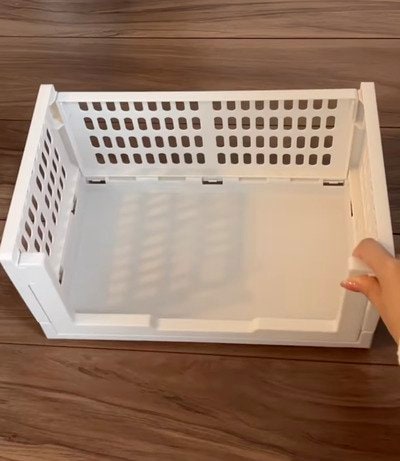 【収納術】開き戸の棚にダイソーの収納ケースと積み重ねボックスを活用。小さな衣類を分けて整理し、子どもが自分で選びやすくして日々の身支度をスムーズにする工夫