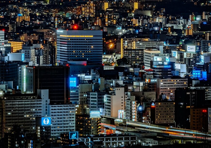 夜空に現れた「巨大なミャクミャク」を思わず二度見　新大阪との位置関係に「これはすごい」「かなりの大きさ」