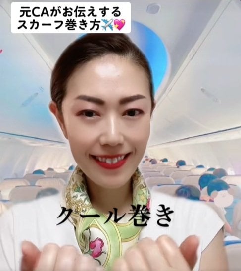 出所：@akko_san_dayo「元CAが伝えるスカーフの巻き方3選」
