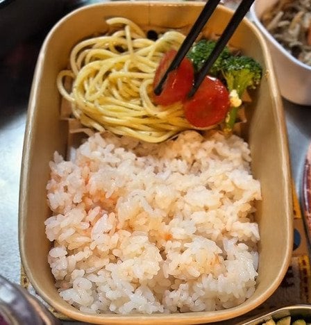 元料理人の父がバイトに行く娘に作った【デリ風弁当】お店クオリティのかわいいのっけ盛りに反響