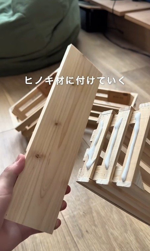 Seriaの箱にDAISOの木材をプラスするだけ！伸縮してコーナーにも置ける「飾り棚」に変身