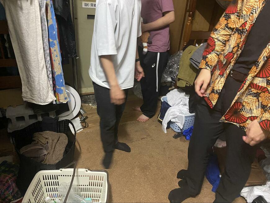 大学の寮に集まった友人たち