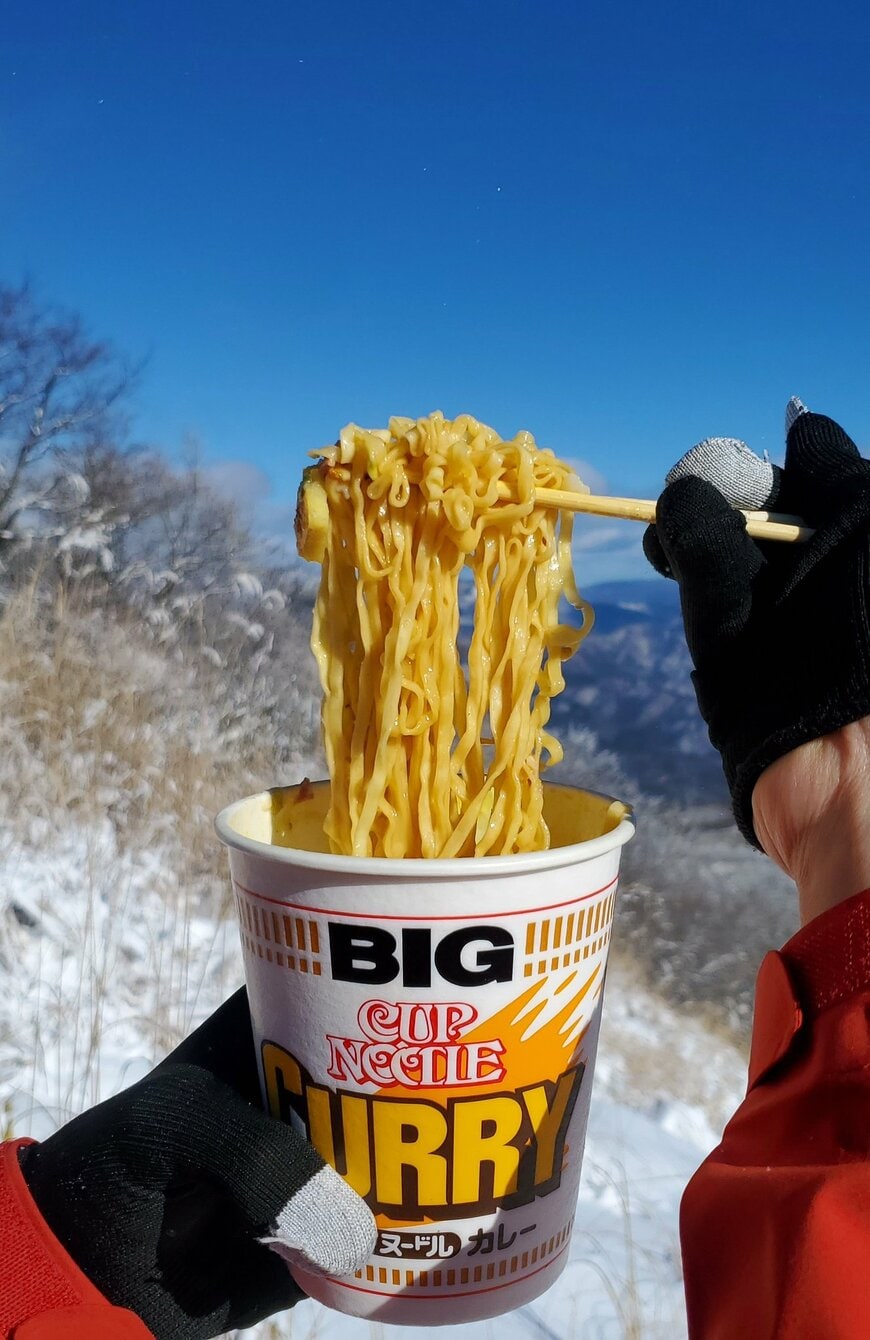 山で食べる熱々のカップヌードルカレー！