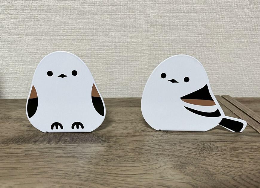 セリア、雪の妖精 スチールブックスタンド2種類を並べた筆者撮影の商品画像