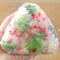 【クリスマスおにぎり】ブロッコリーに紅ショウガ...斬新な組み合わせなのに美味しい！クリスマス気分が盛り上がるおにぎりが見た目も美しい！